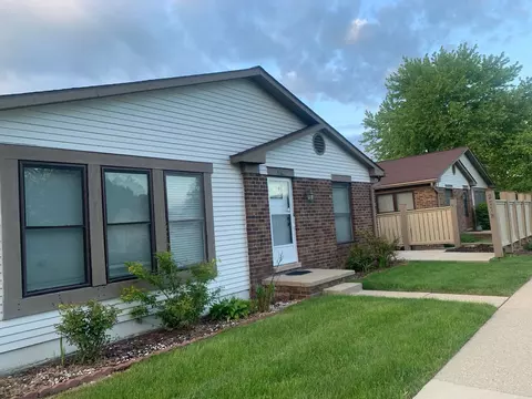 2778 Roundtree Dr Court J Dr, Troy, MI 48083