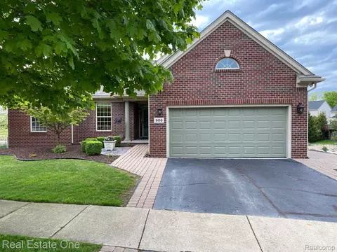 906 W Peninsula, Oxford, MI 48371