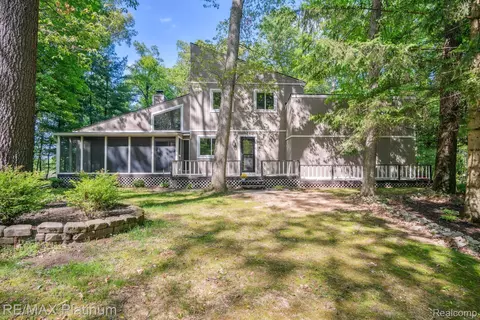 500 Oxbow Lake Rd, White Lake, MI 48386