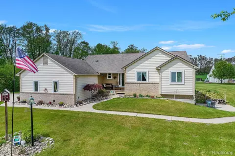 5100 Groveland Rd, Groveland, MI 48462