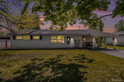3201 Briarwood Dr, Flint, MI 48507