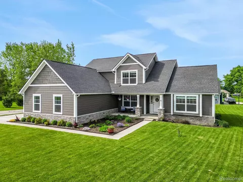9139 Lanning Ln, Green Oak, MI 48116