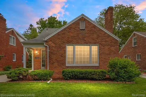 1922 Manchester Blvd, Grosse Pointe Woods, MI 48236