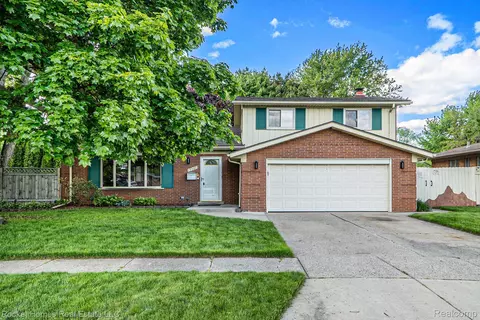 19527 Shadowoods, Roseville, MI 48066