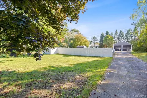 6169 Waldon Rd, Clarkston, MI 48346