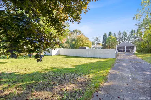 6169 Waldon Rd, Independence, MI 48346