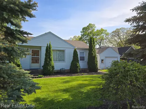 4769 Midland Ave, Waterford, MI 48329
