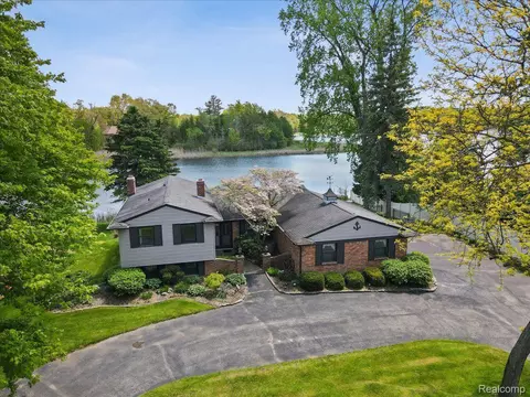 649 Drahner Cir, Oxford, MI 48371