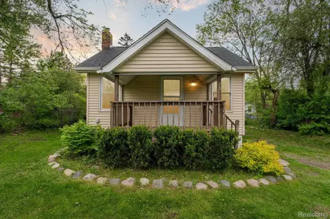 95 Waterly Ave, Waterford, MI 48328