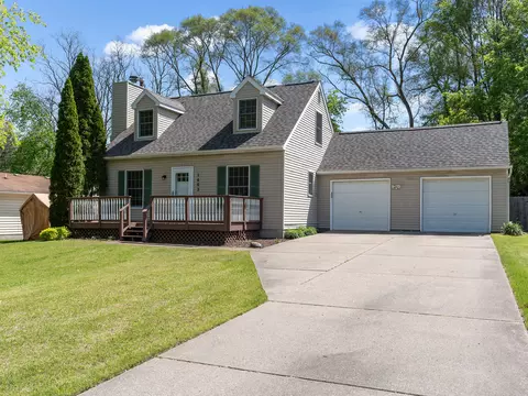 1462 Crest Rd, Howell, MI 48843