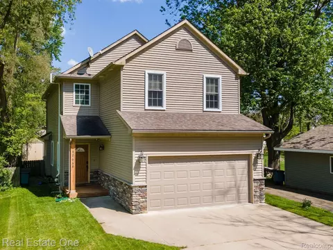 4644 2nd St, Independence, MI 48346