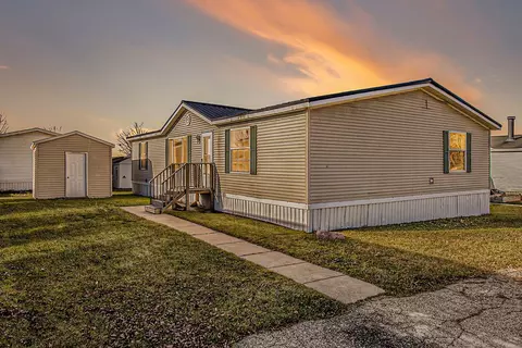 8448 Barkwood Cir, Tyrone, MI 48430