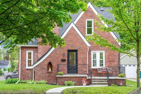 22 Maywood Ave, Pleasant Ridge, MI 48069