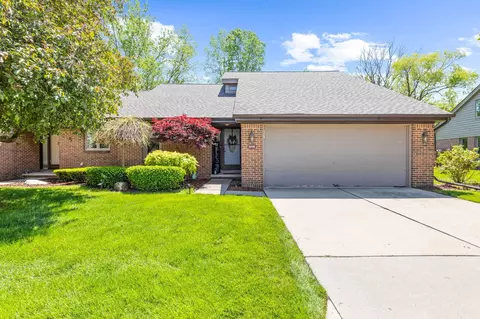 16140 Meadows Dr, Macomb, MI 48044