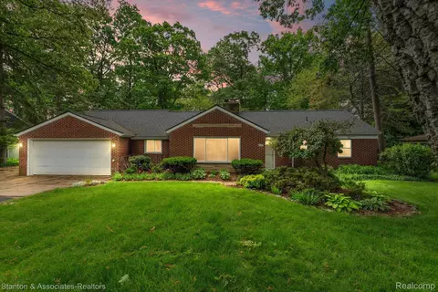 333 Eileen Dr, Bloomfield Township, MI 48302