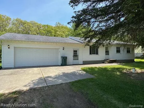 2210 Landmark Dr, Oregon, MI 48446