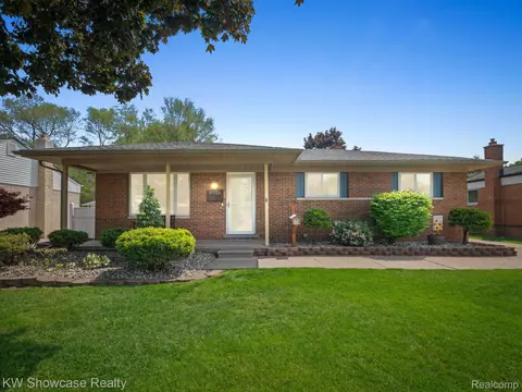 8926 Independence Dr, Sterling Heights, MI 48313