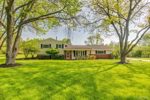 25571 Crystal Spg, Farmington Hills, MI 48336