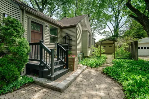 3090 Edgewood Dr, Ann Arbor, MI 48104