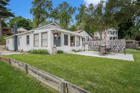 821 Sunrise Park St E, Genoa, MI 48843