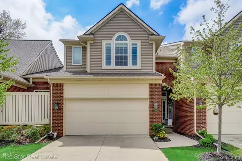 6568 Berry Creek Ln #48, West Bloomfield, MI 48322