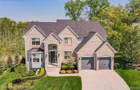 1450 Greythorne Dr, Lake Orion, MI 48359