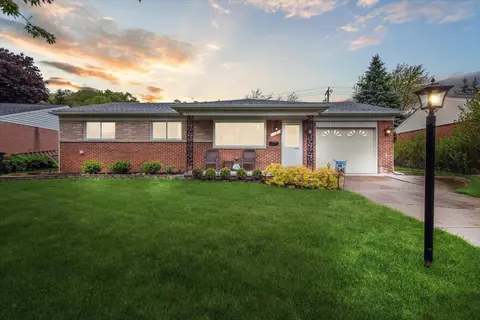 6686 Chirrewa St, Westland, MI 48185