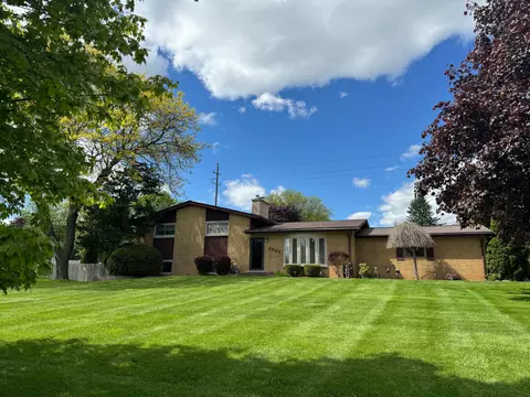2822 W Tienken Rd, Rochester Hills, MI 48306