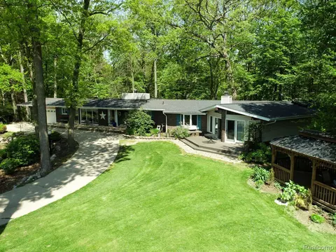2927 Duana Dr, Milford, MI 48380