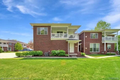 7033 Boulder Pointe Dr, Washington, MI 48094
