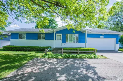 10469 Cooley Lake Rd, Commerce Twp, MI 48382