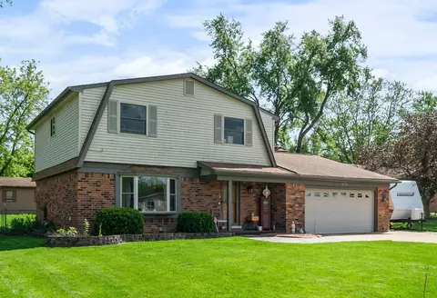 810 W Oxhill Dr, White Lake, MI 48386