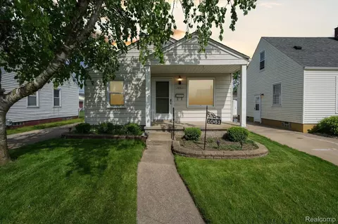 1061 10th St, Wyandotte, MI 48192