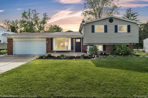 2752 Red Arrow Dr, Commerce, MI 48382