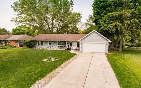 2415 Denby Dr, Waterford, MI 48329