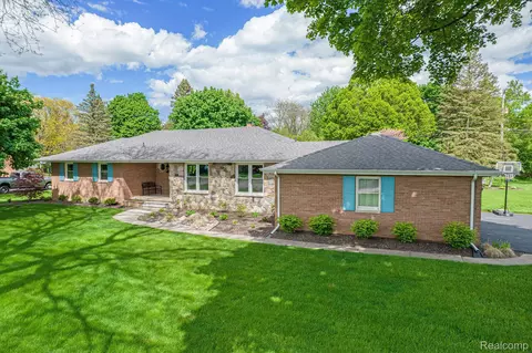 1168 Woodkrest Dr, Flint, MI 48532