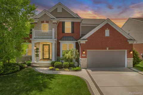49649 Bloomsbury Ln, Macomb, MI 48044