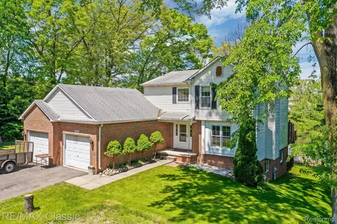 13009 Cove Ridge Dr, Green Oak, MI 48178