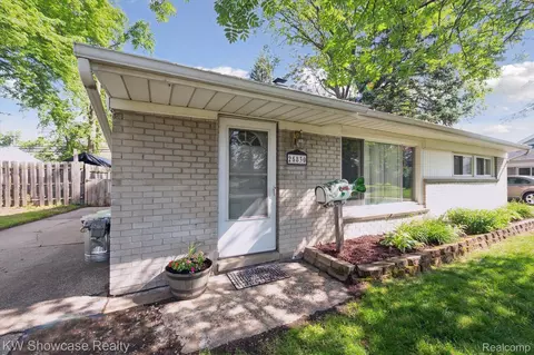 25830 Miracle Dr, Madison Heights, MI 48071