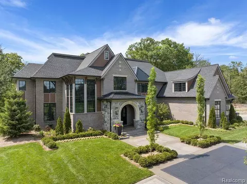 875 Lindenhill Ln, Oakland, MI 48363
