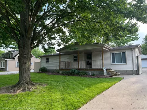22120 Monterey Dr, Woodhaven, MI 48183