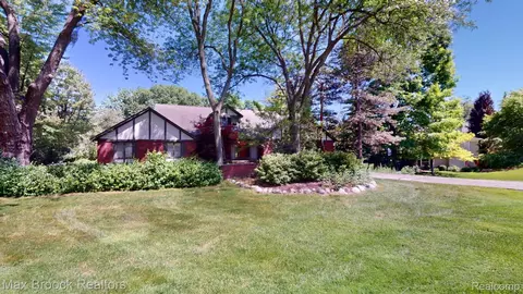 4081 Nearbrook Rd, Bloomfield Township, MI 48302