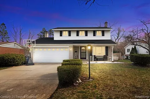 2223 Wilshire St, Westland, MI 48186