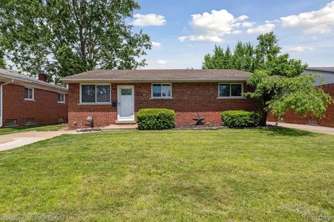 17927 Summer Ln S, Fraser, MI 48026
