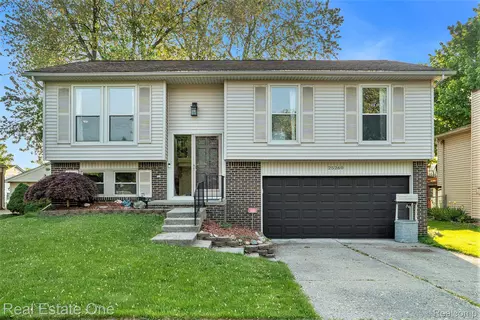 25260 Montebello Dr, Woodhaven, MI 48183
