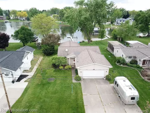 141 Claremont Cir, Columbia, MI 49230