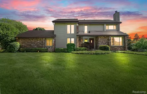 1233 Kinlock Dr, Troy, MI 48098