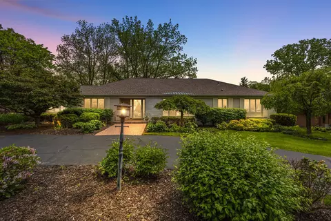 1550 Charrington Rd, Bloomfield Hills, MI 48301