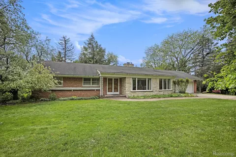 1120 E Buell Rd, Oakland, MI 48306