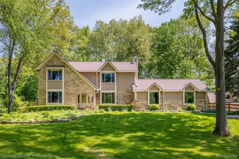 4862 Juniper Dr, Commerce, MI 48382